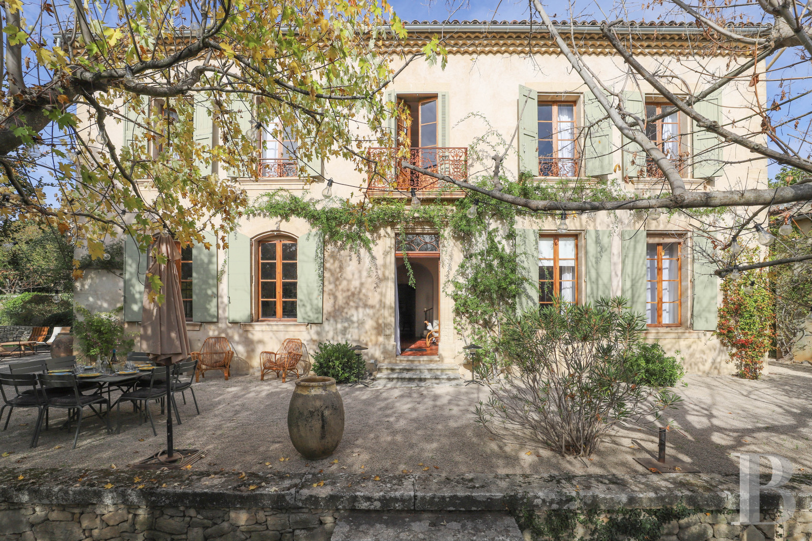 Dans les Alpes-de-Haute-Provence, au sud de Forcalquier, une maison de village traditionnelle et audacieuse - photo  n°1